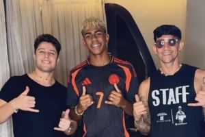 折腾头发😂理发师社媒晒视频，亚马尔又变回“泡面头”发型