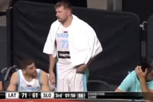 无大碍！东契奇已回到场边替补席 他希望继续上场但被队医阻止！