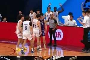 石奎被帽后独自面对多人挑衅！媒体人：我想到了尼克-杨的名场面