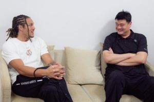 每个中国行的球星都来找大姚啊！媒体人晒阿隆-戈登和姚明的合照