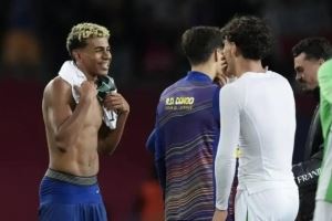 老友相见!每体:佩尼亚和福特在赛后与巴萨的前队友们拥抱致意